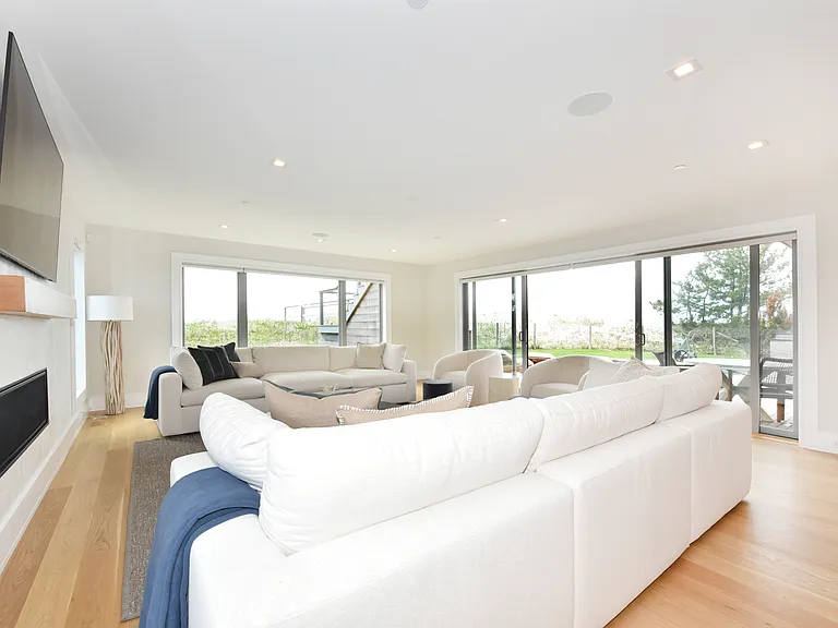 451 Dune Rd — Photo 9