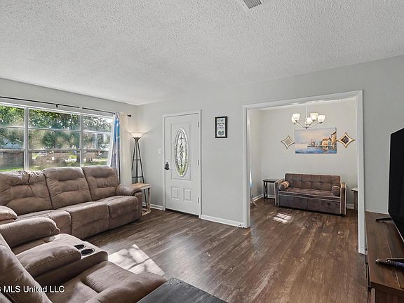 3rd image of 282 Burke Ave