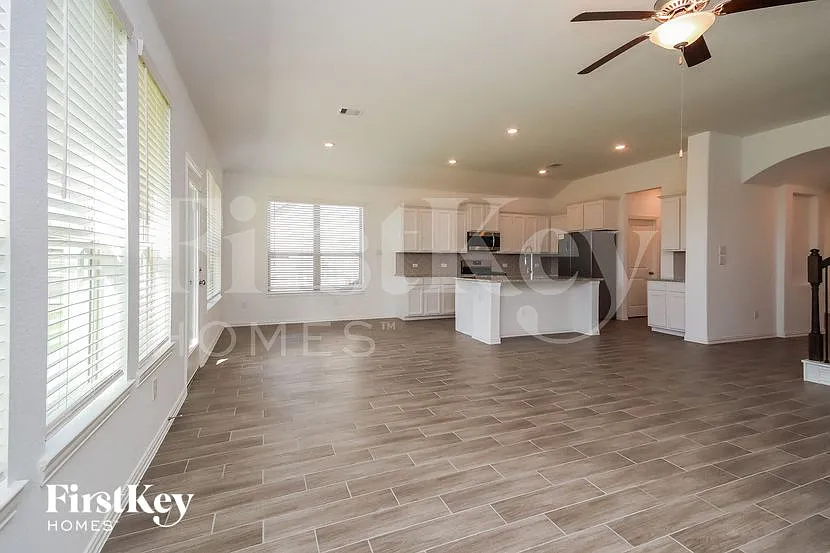 4 bed, 3.5 bath, 2841 sqft, $2,840 — Photo 4