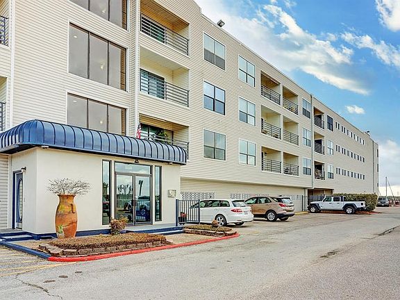 MUST SEE GATED CONDO DEVELOPMENT IN LEAGUE CITY WITH LAKE VIEWS AND GREAT AMENITIES INCLUDING ELEVATORS, WATERFRONT POOL, EXERCISE ROOM, PARTY ROOM AN