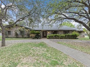 8 Buena Vista Cir, Uvalde, TX 78801