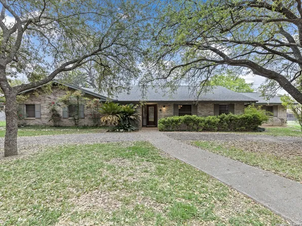 8 BUENA VISTA CIR, Uvalde, TX 78801