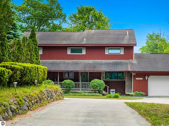 3rd image of 10477 Black Bear Rd NE