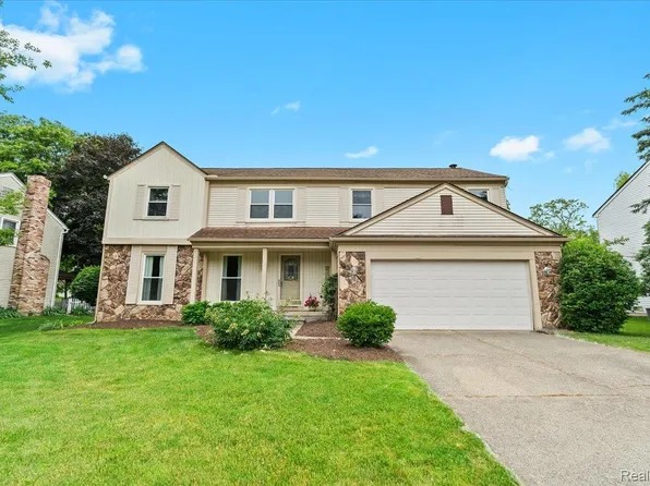 2366 Harness Dr, West Bloomfield, MI 48324