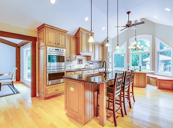 3rd image of 18648 W Maple Ave