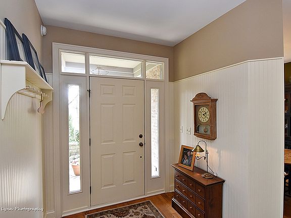 2nd image of 905 Oak Crest Ln
