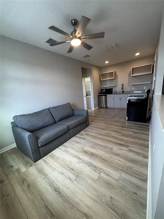 1 bed, 1.0 bath, 561 sqft, $1,550 — Photo 2