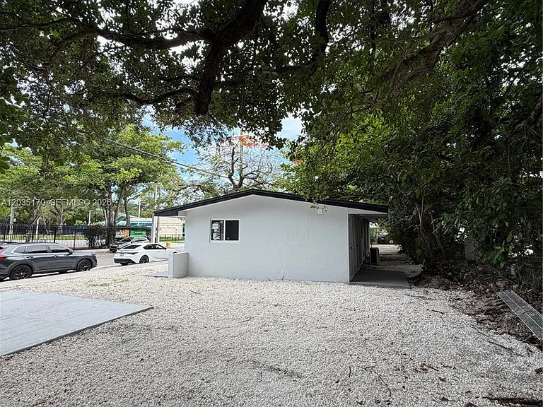 3220 Plaza St — Photo 13