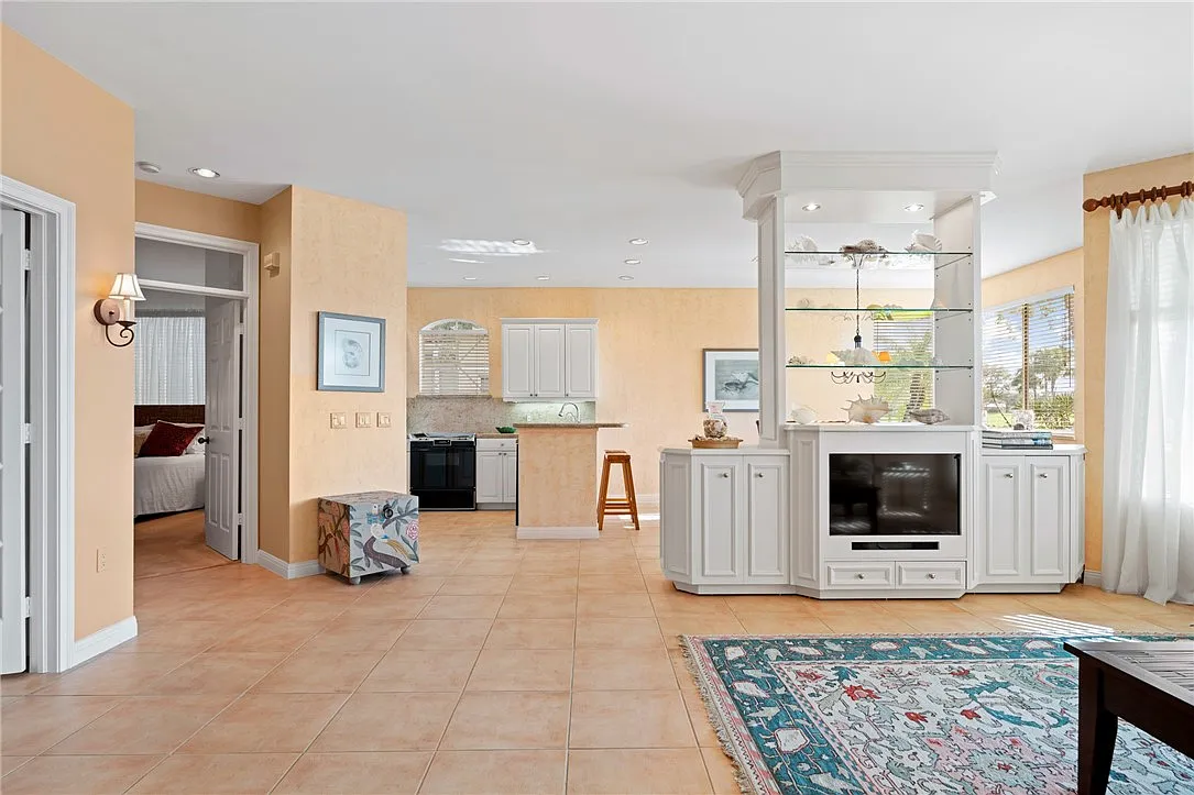 2 bed, 2.5 bath, 1897 sqft, $9,500 — Photo 3