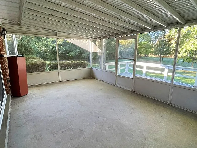 3212 Charing Cross Rd — Photo 31