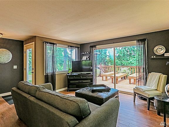 5th image of 621 Adele Ave