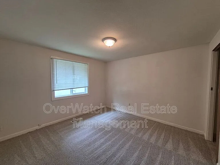 1604 Elmendorf Dr — Photo 6