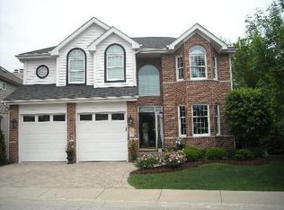 821 Emerald Ct, Willowbrook, IL 60527