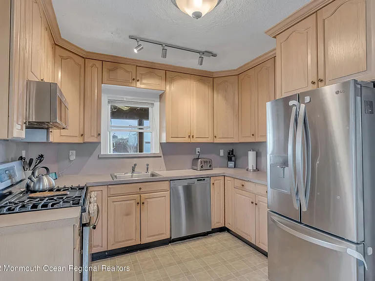 102 Dixon Ave — Photo 14