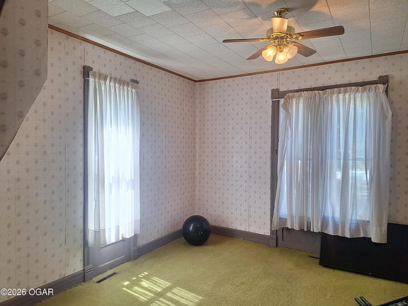 5th image of 913 W Chestnut St
