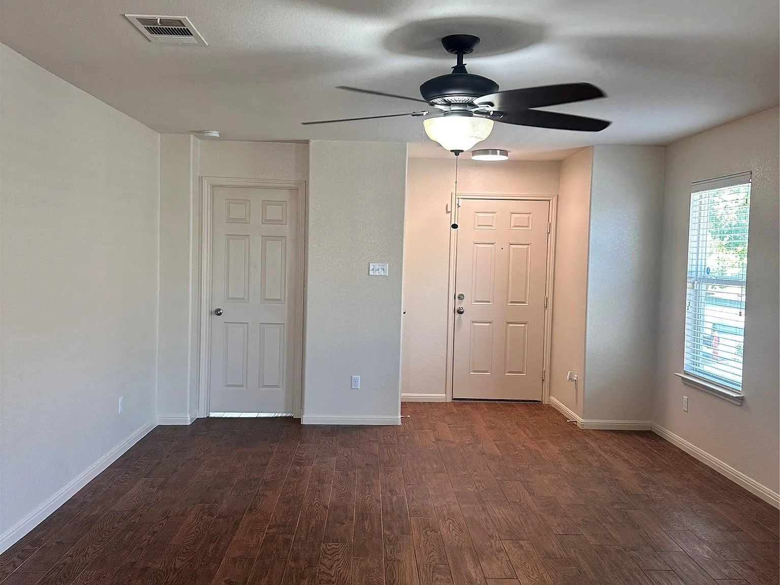 3 bed, 2.0 bath, 1397 sqft, $1,850 — Photo 2