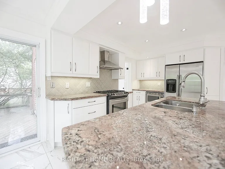 89 W Yonge Blvd NW — Photo 8