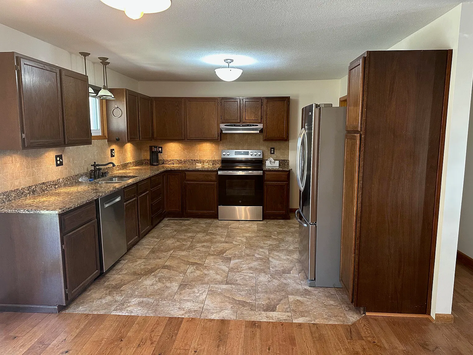 3 bed, 2.0 bath, 1344 sqft, $1,695 — Photo 2