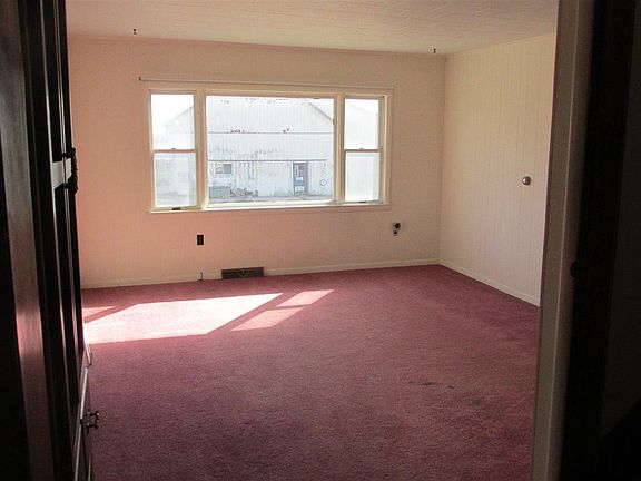 5th image of 240 W Lincoln St