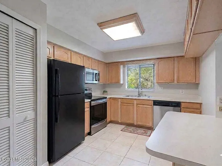 2620 Redwood Ave — Photo 4