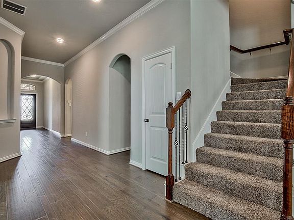 5th image of 336 Gladstone Cir