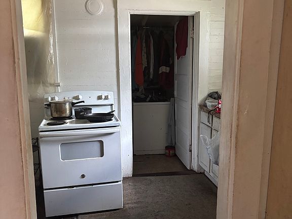 4th image of 570 Clarke St