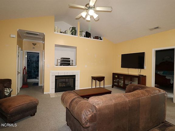 4th image of 400 Albany Dr