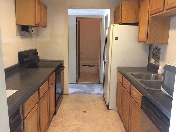 3rd image of 120 Demont Ave E APT 106