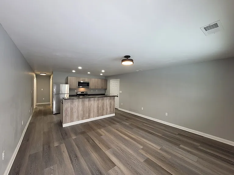 640 W Walnut St — Photo 4
