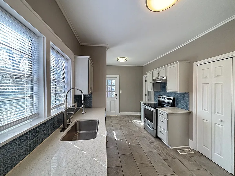 3523 W Markham St — Photo 10