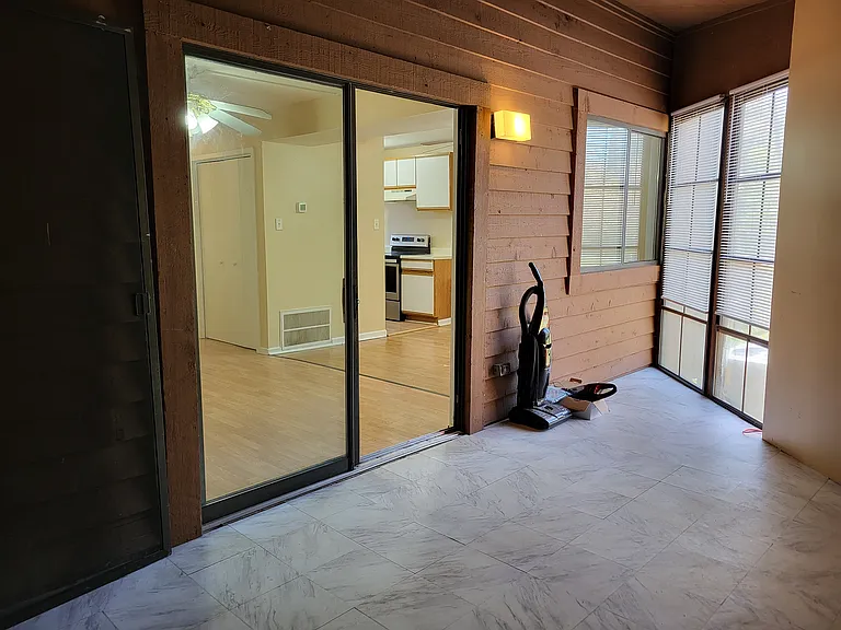 402 Tudor Ct — Photo 21