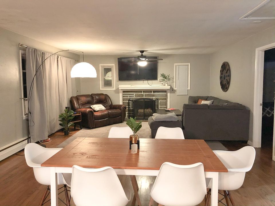 Dining room, living room! Eat and watch your favorite TV shows or games