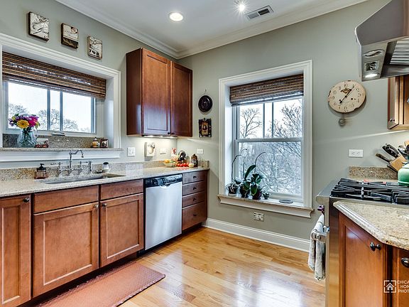 3rd image of 632 Hinman Ave APT 3A