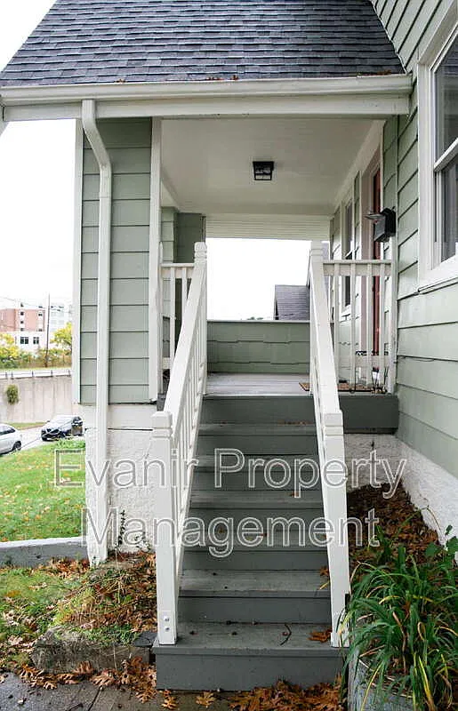 3 bed, 1.0 bath, 1170 sqft, $2,100 — Photo 2