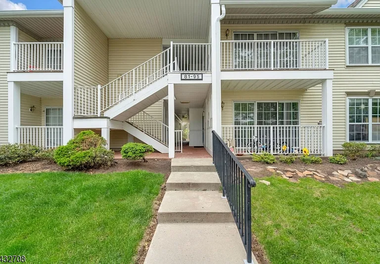93 Caitlin Ct — Photo 1