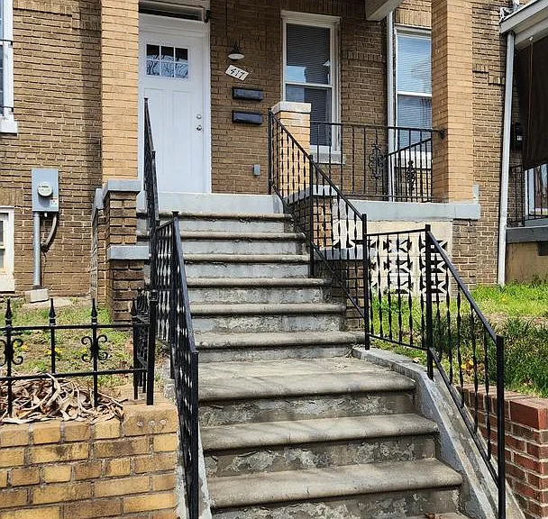 417 Irving St NW — Photo 1