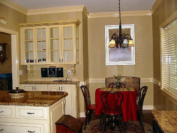 4th image of 628 Pine Knoll Dr