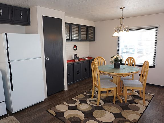 Dining area w/extra cabinets