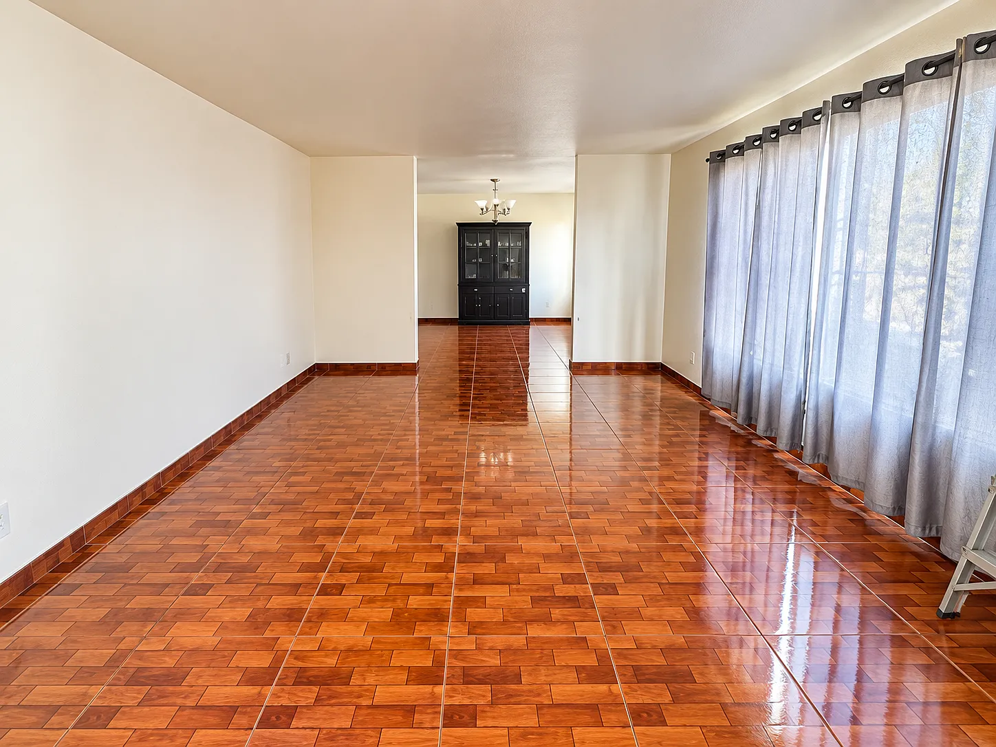 4 bed, 2.5 bath, 2310 sqft, $4,224 — Photo 3