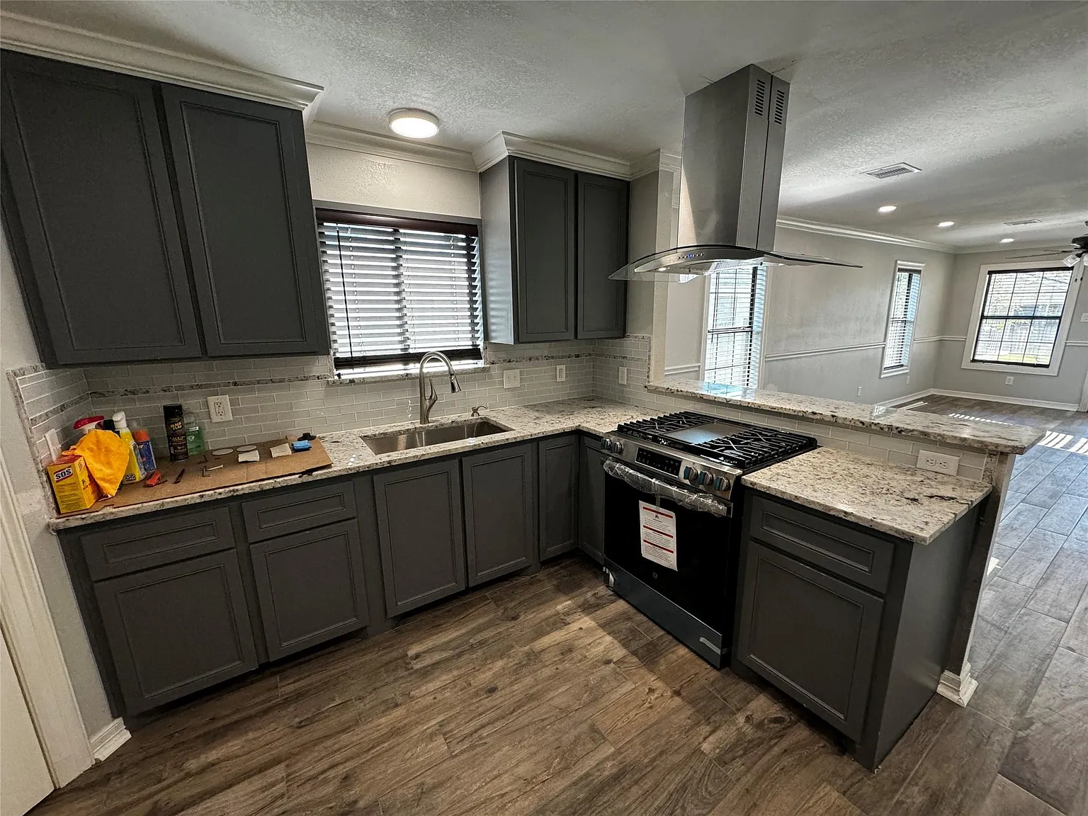 2 bed, 1.0 bath, 1104 sqft, $1,600 — Photo 2
