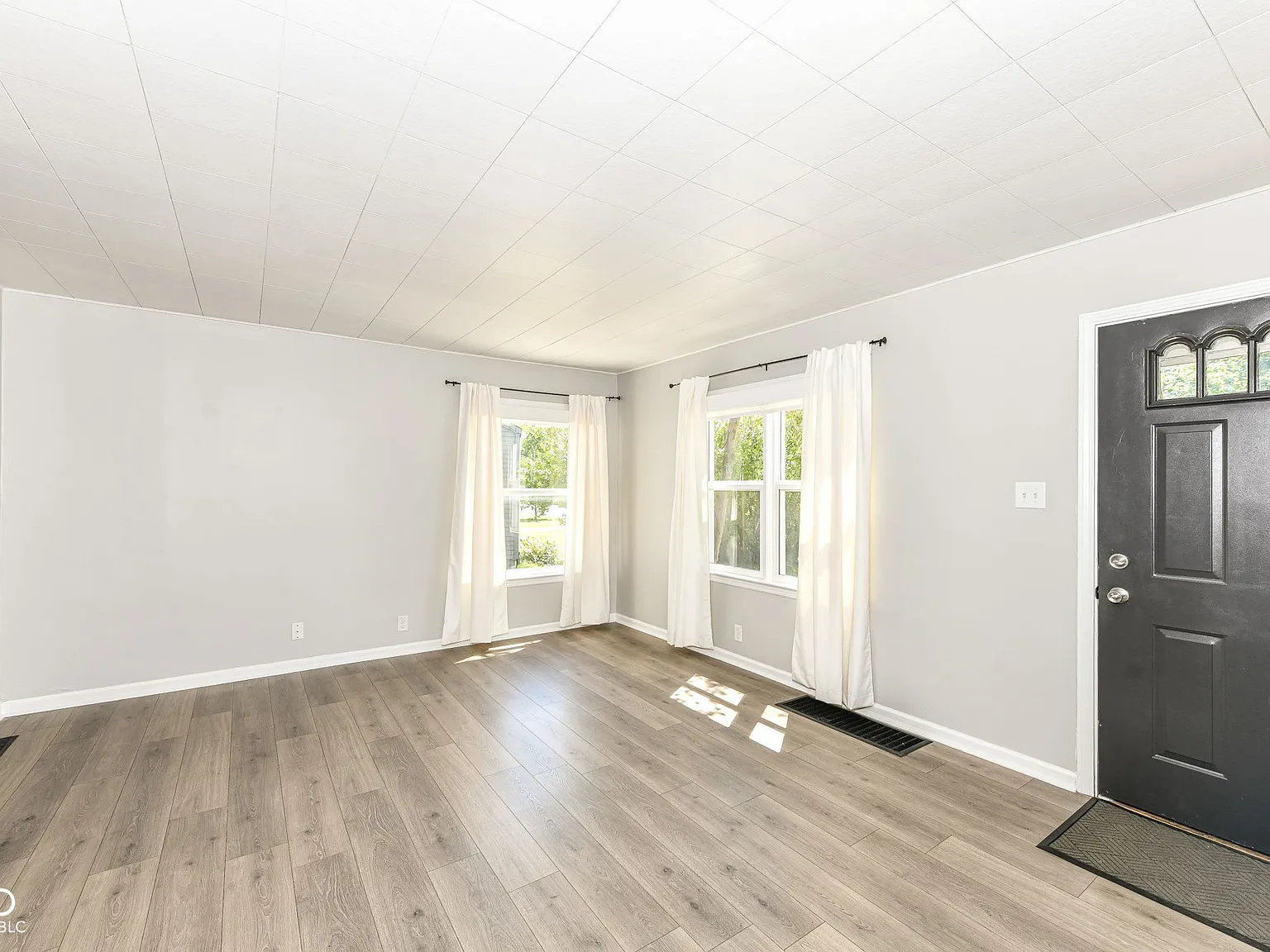 3 bed, 2.0 bath, 2111 sqft, $2,900 — Photo 3