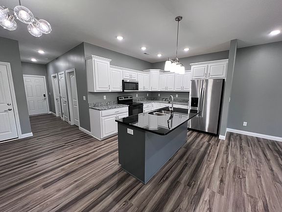 3rd image of 104 Twin Oaks Dr