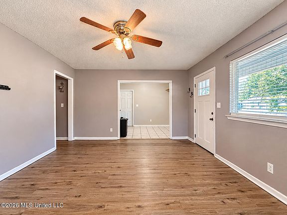 4th image of 406 Woody Cir