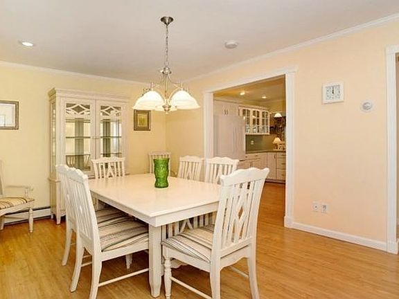 4th image of 7 Fieldstone Dr