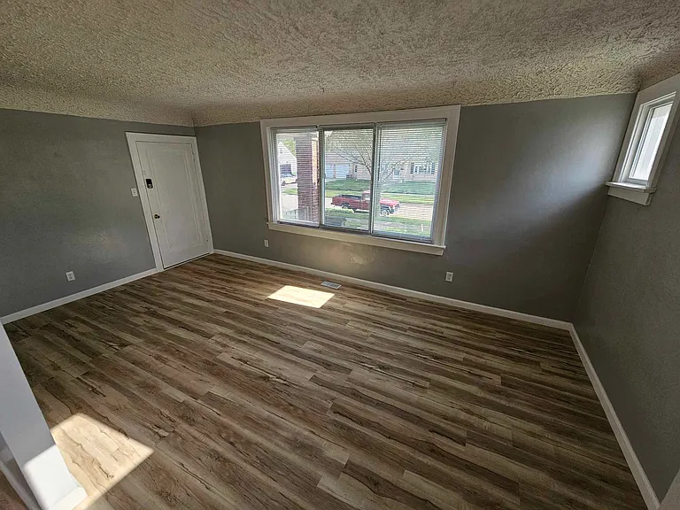 2401 Burnside Ave — Photo 4