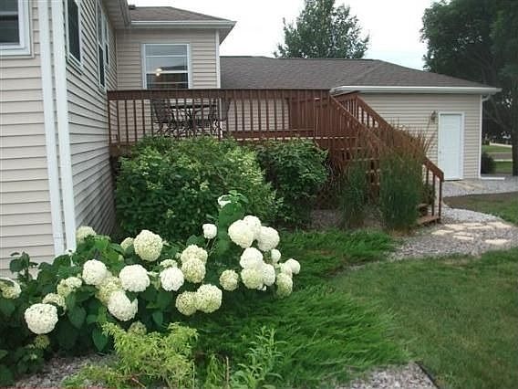 4th image of 1061 E Mills Dr
