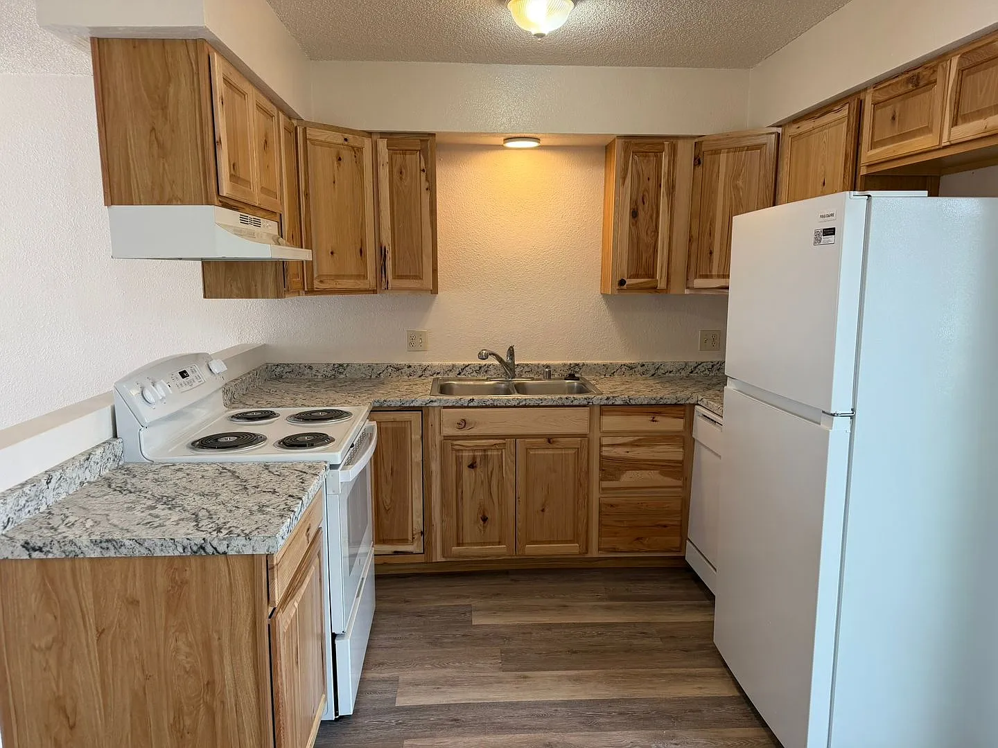 2 Bed 1 Bath 2 Story Townhouse in Clifton!! — Photo 3