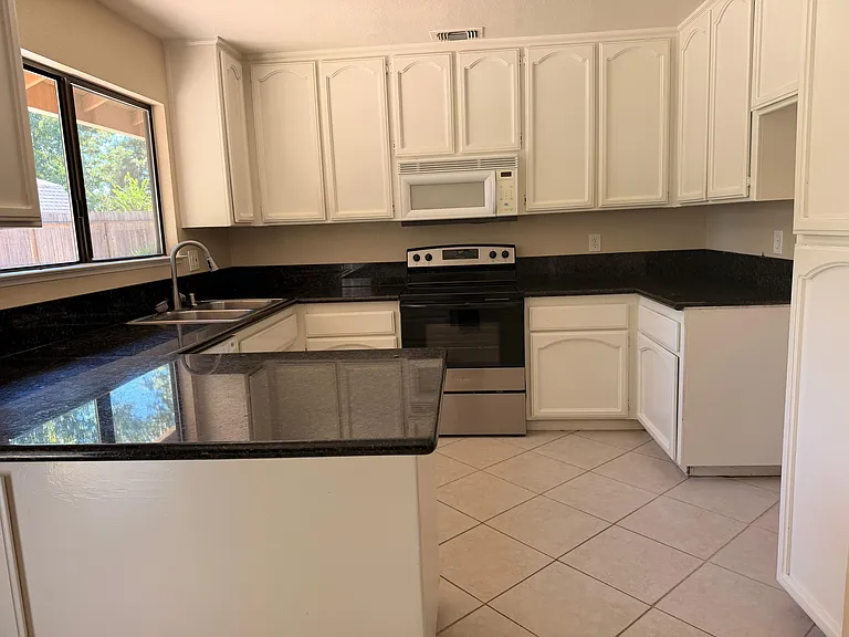 619 Willow Creek Dr — Photo 15