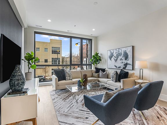3rd image of 5753 N Broadway St #302