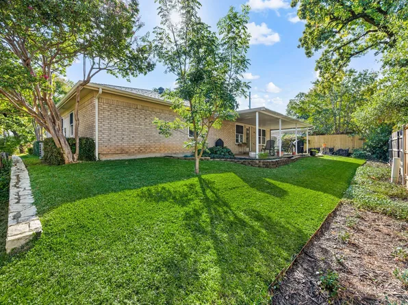 1704 Indian Oaks Ct, Bedford, TX 76021